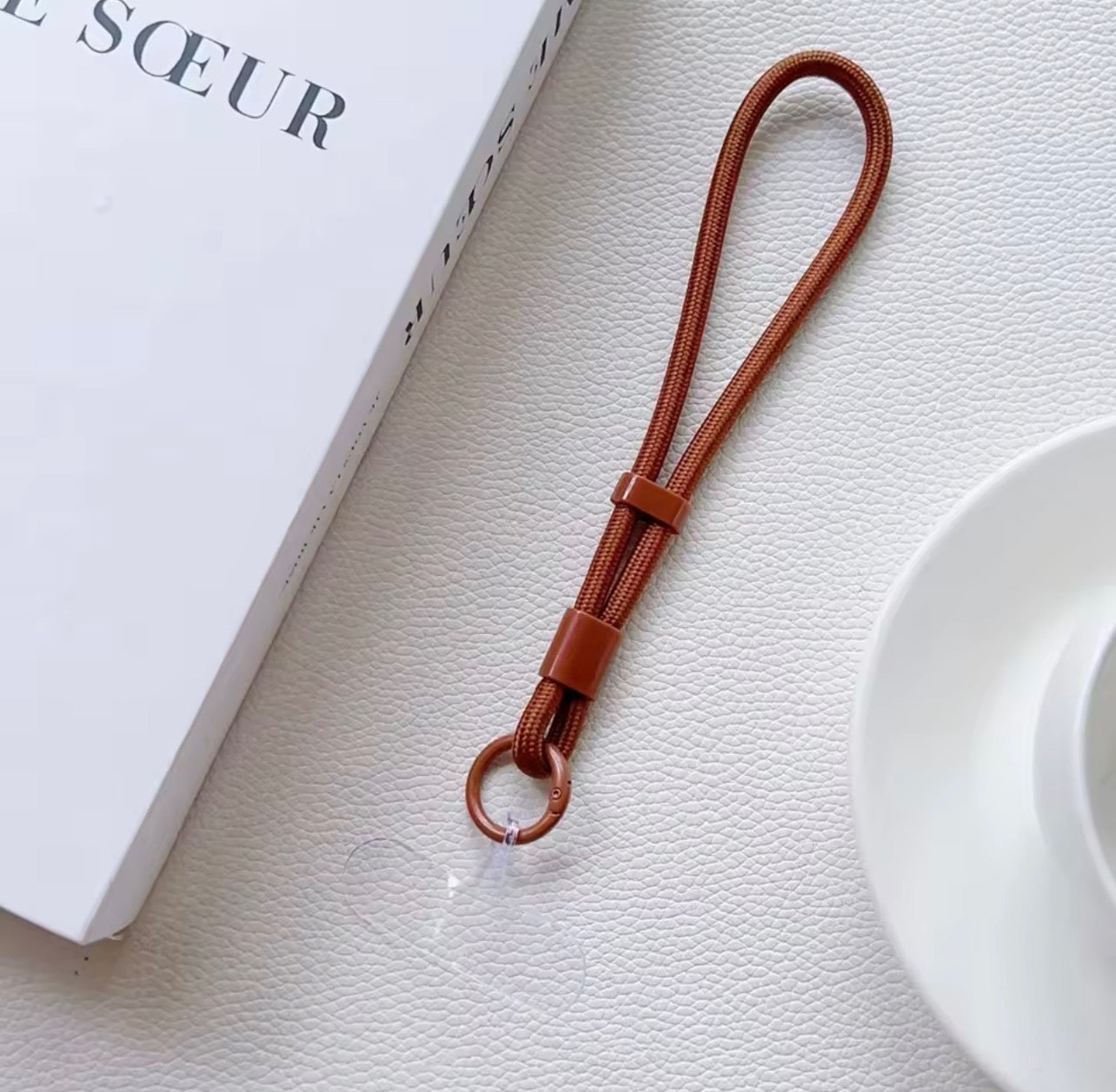 Adjustable short lanyard for phone