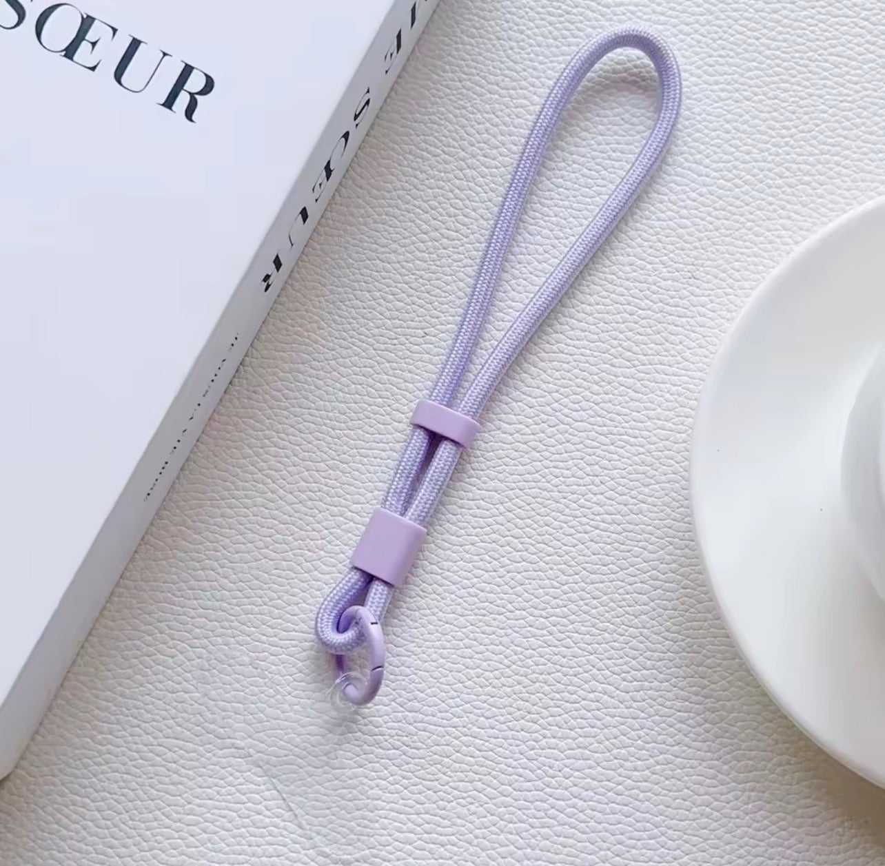 Adjustable short lanyard for phone